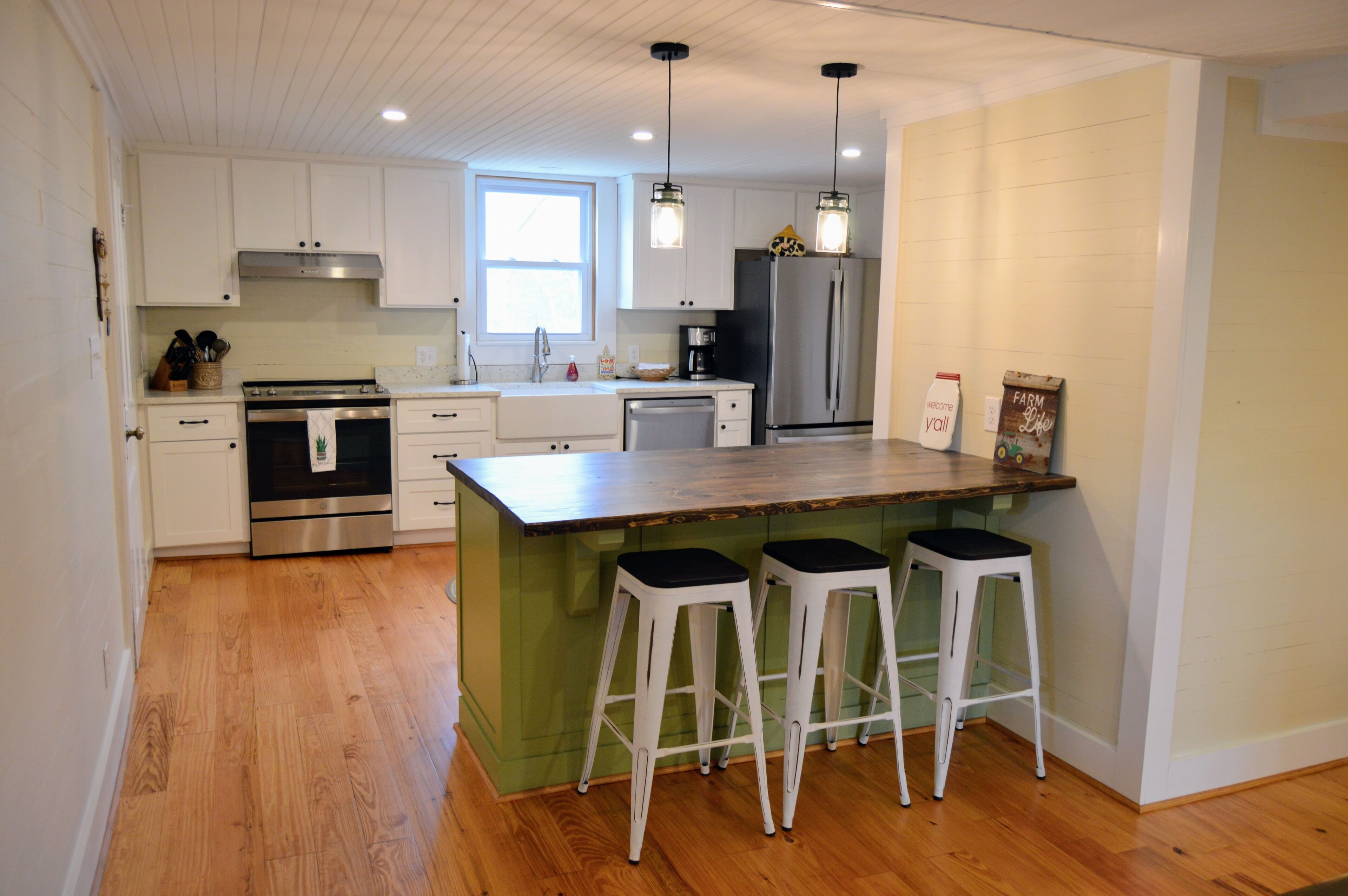 Relax & Unwind in Charming Mountain View Farmhouse - Newly Renovated!