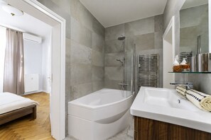 Ducha y bañera combinadas, secador de pelo, toallas y jabón