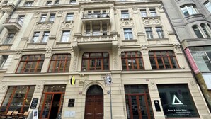 Ein historisches Gebäude mit aufwendigen architektonischen Details, darunter Säulen und dekorative Verzierungen.