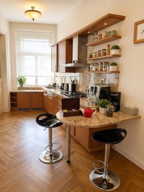 Kühlschrank, Mikrowelle, Ofen, Herdplatte