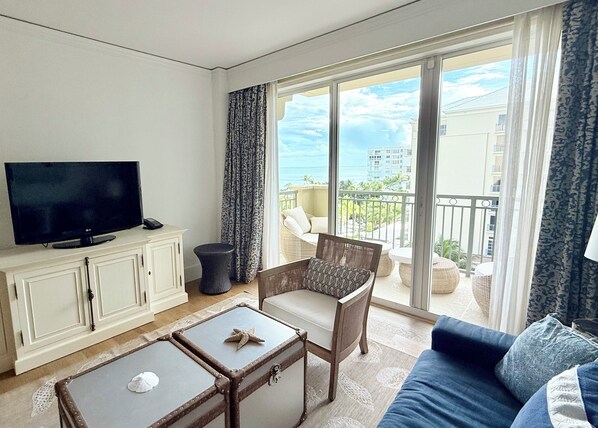 Smart TV, tavolo da ping pong, libri