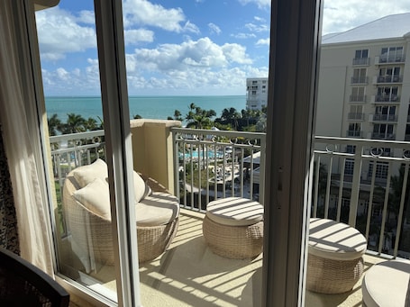 Innenbereich. Ritz-Carlton 1 Schlafzimmer, Meerblick Res. Suite w Balkon
