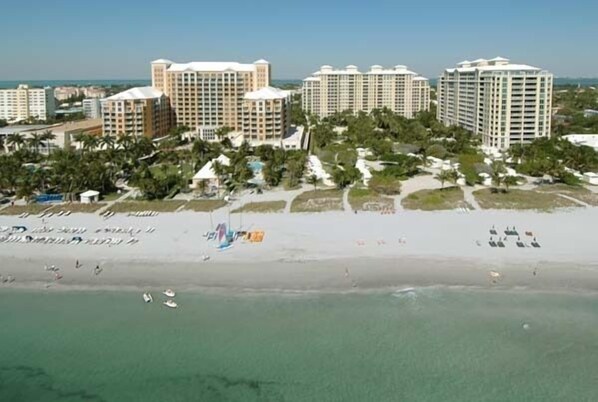 En la playa, sillas reclinables de playa, toallas de playa