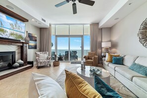 Fernseher, Kamin, DVD-Player