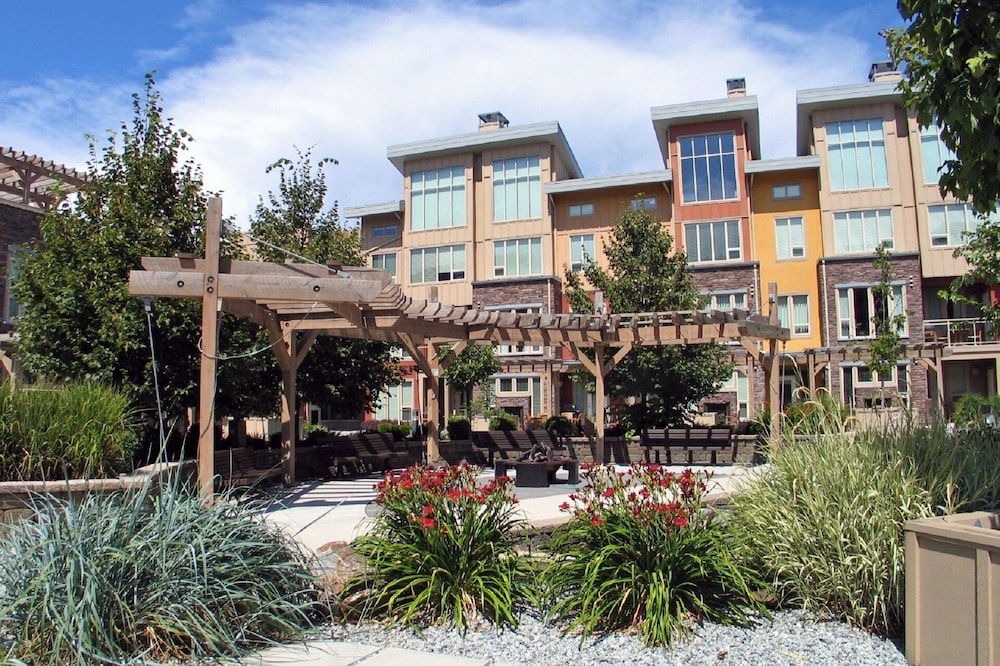 Lakefront Living in beautiful Okanagan