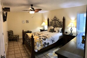 3 bedrooms, iron/ironing board, WiFi, bed sheets - Beautiful Condo at Madeira Beach, 2Htd Pools,Walk to Beach,WiFi,Piers,Johns Pass (Madeira Beach)