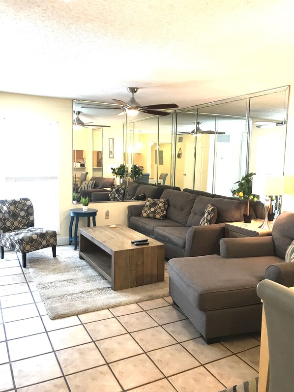 Interior - Beautiful Condo at Madeira Beach, 2Htd Pools,Walk to Beach,WiFi,Piers,Johns Pass (Madeira Beach)