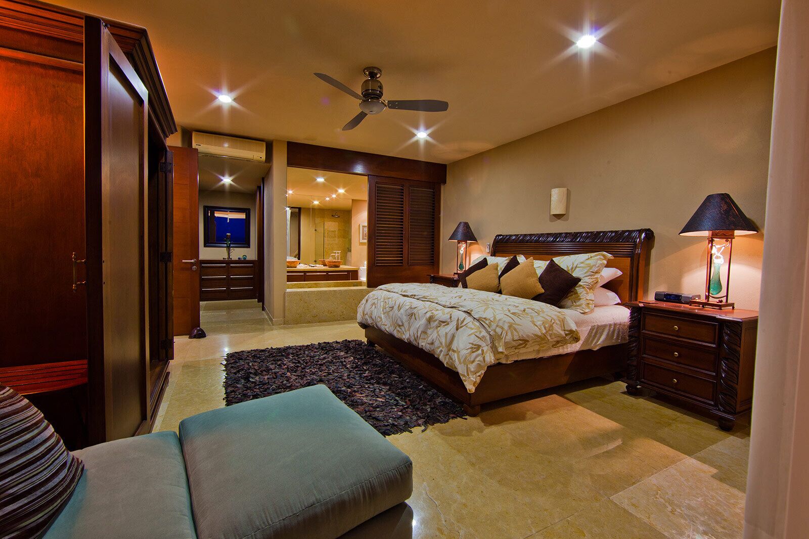 DIRECTLY on the Beach, Luxury and Comfort! Perfect for your family.