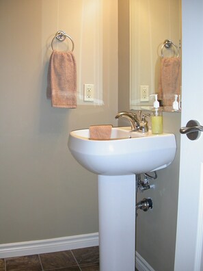 Ensemble douche/baignoire, sèche-cheveux, serviettes fournies, savon