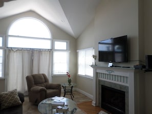 TV, fireplace