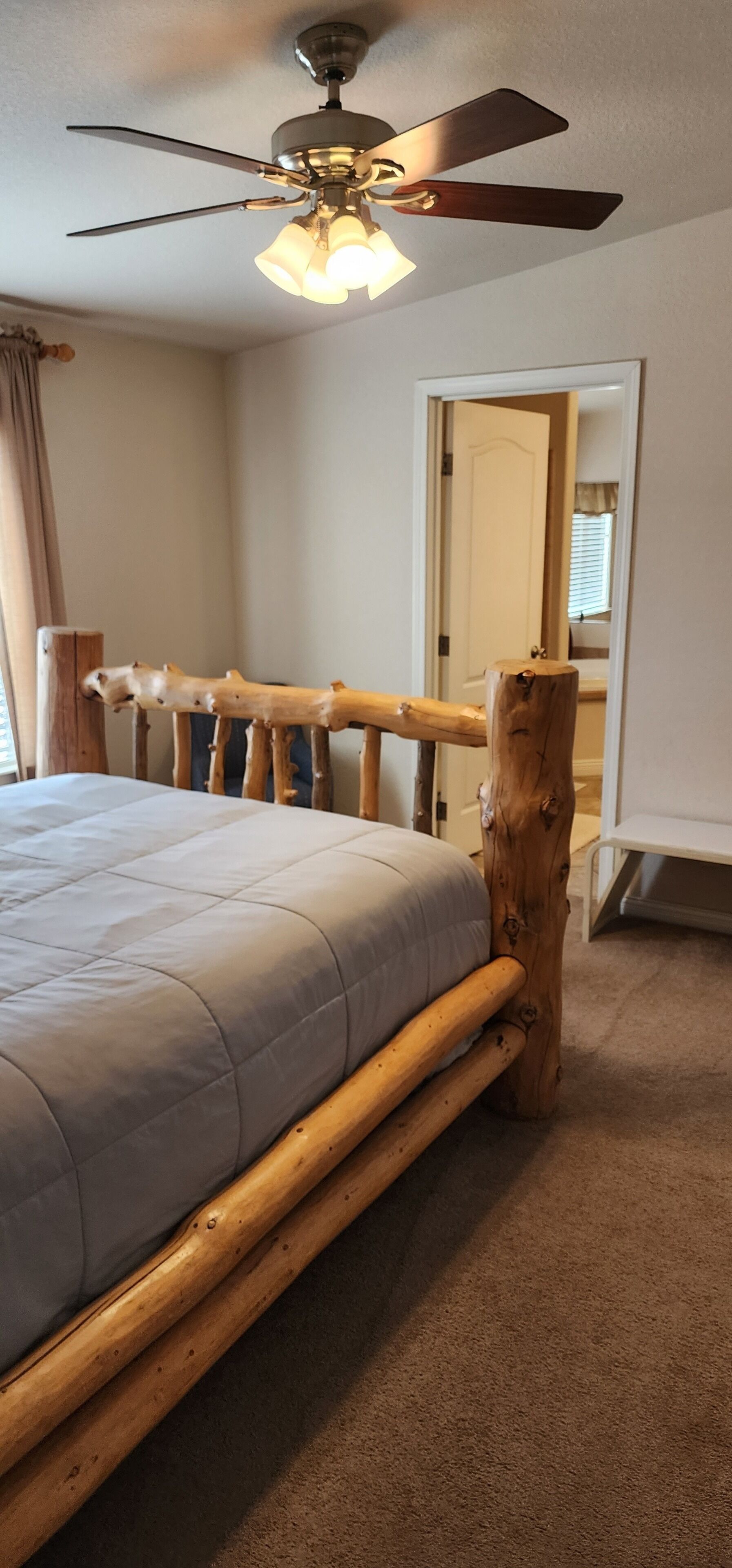 4 bedrooms, in-room safe, iron/ironing board, free WiFi