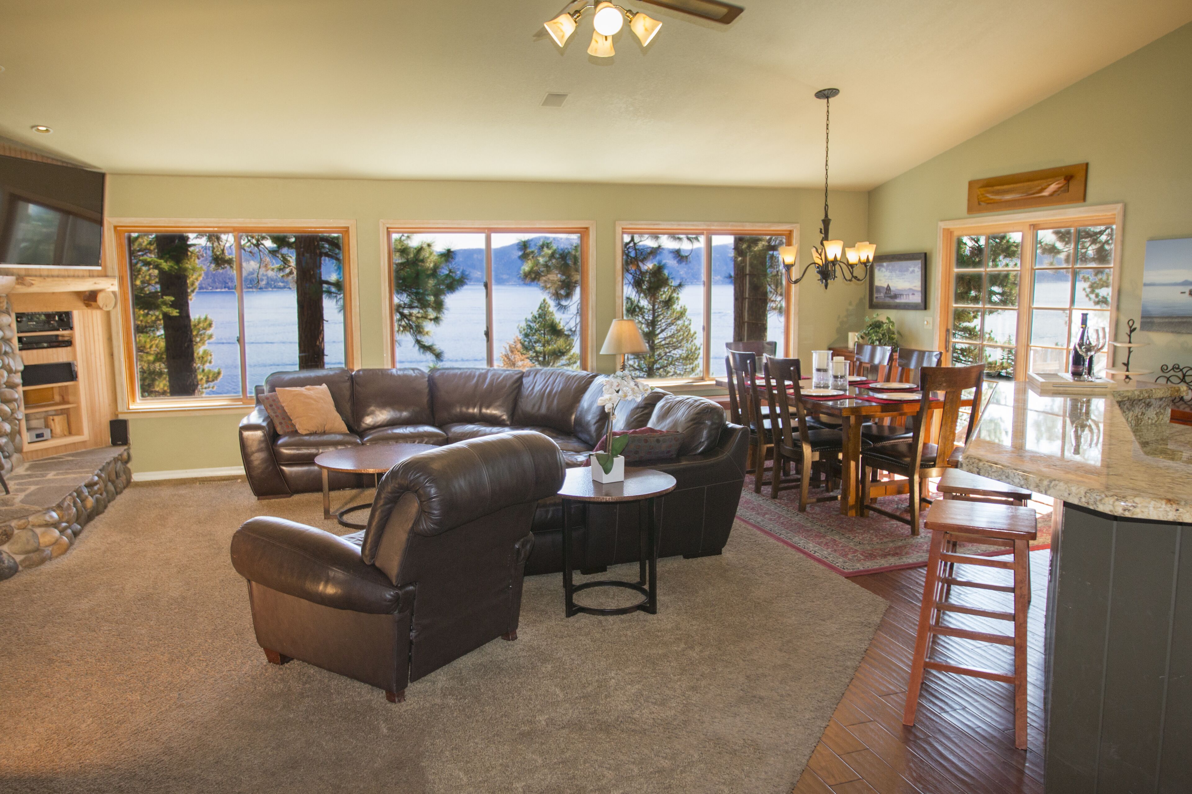 TV connectée, cheminée, lecteur de DVD, livres