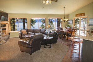 Smart-TV, Kamin, DVD-Player, Bücher