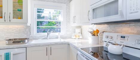 Refrigerador, microondas, horno, placa de cocina