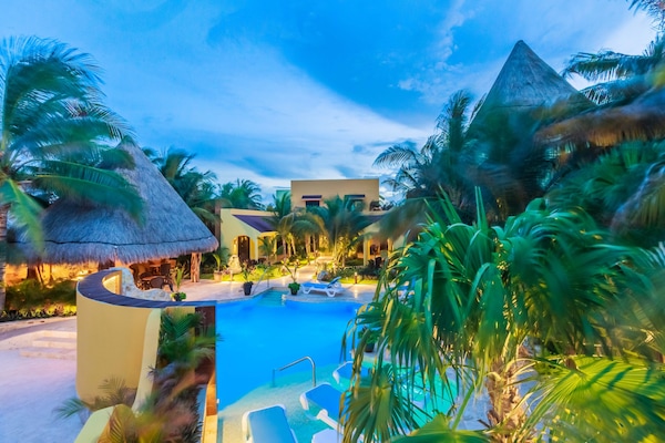 Alberca al aire libre y alberca climatizada