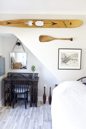 3 bedrooms, desk, iron/ironing board, travel cot
