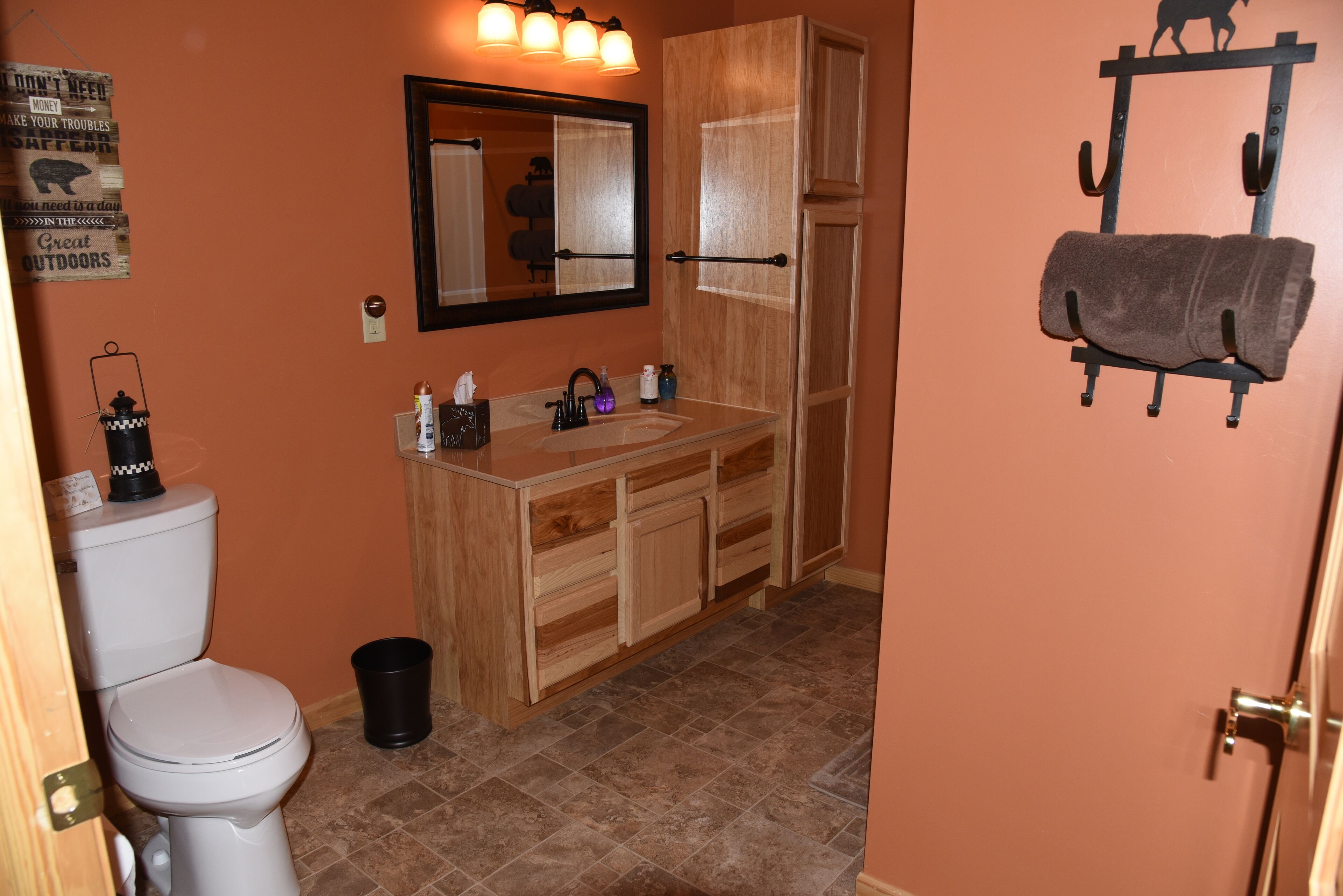 3000 sq foot custom home, Hot tub outdoors, covered front porch with rockers !!!