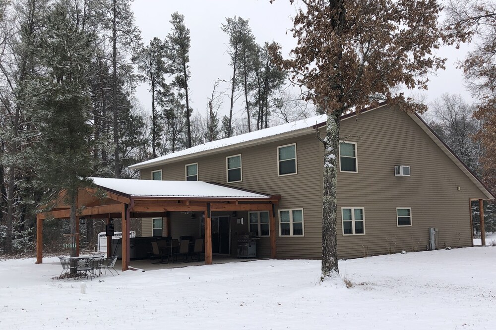3000 sq foot custom home, Hot tub outdoors, covered front porch with rockers !!!