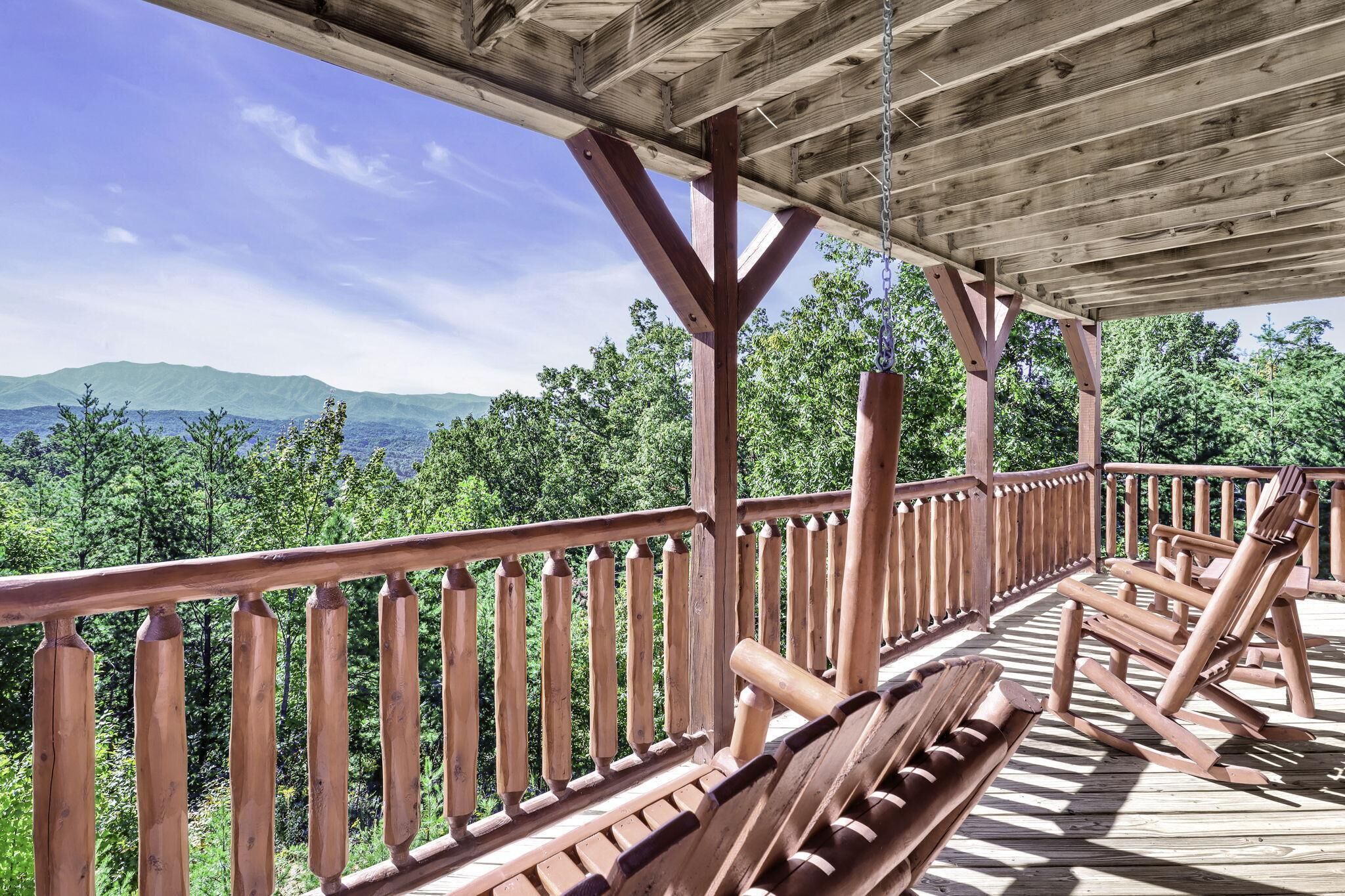 Eine Holterrasse mit Blick auf Berge und Bäume.