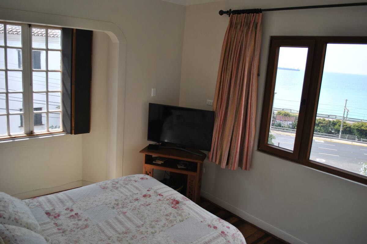 Blackout curtains, free WiFi, bed sheets