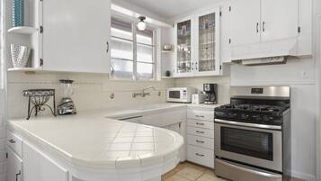 Réfrigérateur, micro-ondes, plaque de cuisson, lave-vaisselle