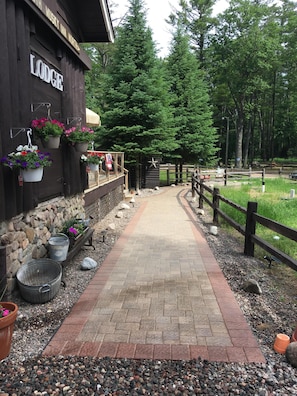 Property grounds - BIG! 5 BDRM- 3BA Log House, Big St Germain Lake, SLEEPS 10, outside bar, beach (St. Germain)
