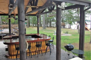 Outdoor dining - BIG! 5 BDRM- 3BA Log House, Big St Germain Lake, SLEEPS 10, outside bar, beach (St. Germain)