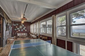 Games room - BIG! 5 BDRM- 3BA Log House, Big St Germain Lake, SLEEPS 10, outside bar, beach (St. Germain)