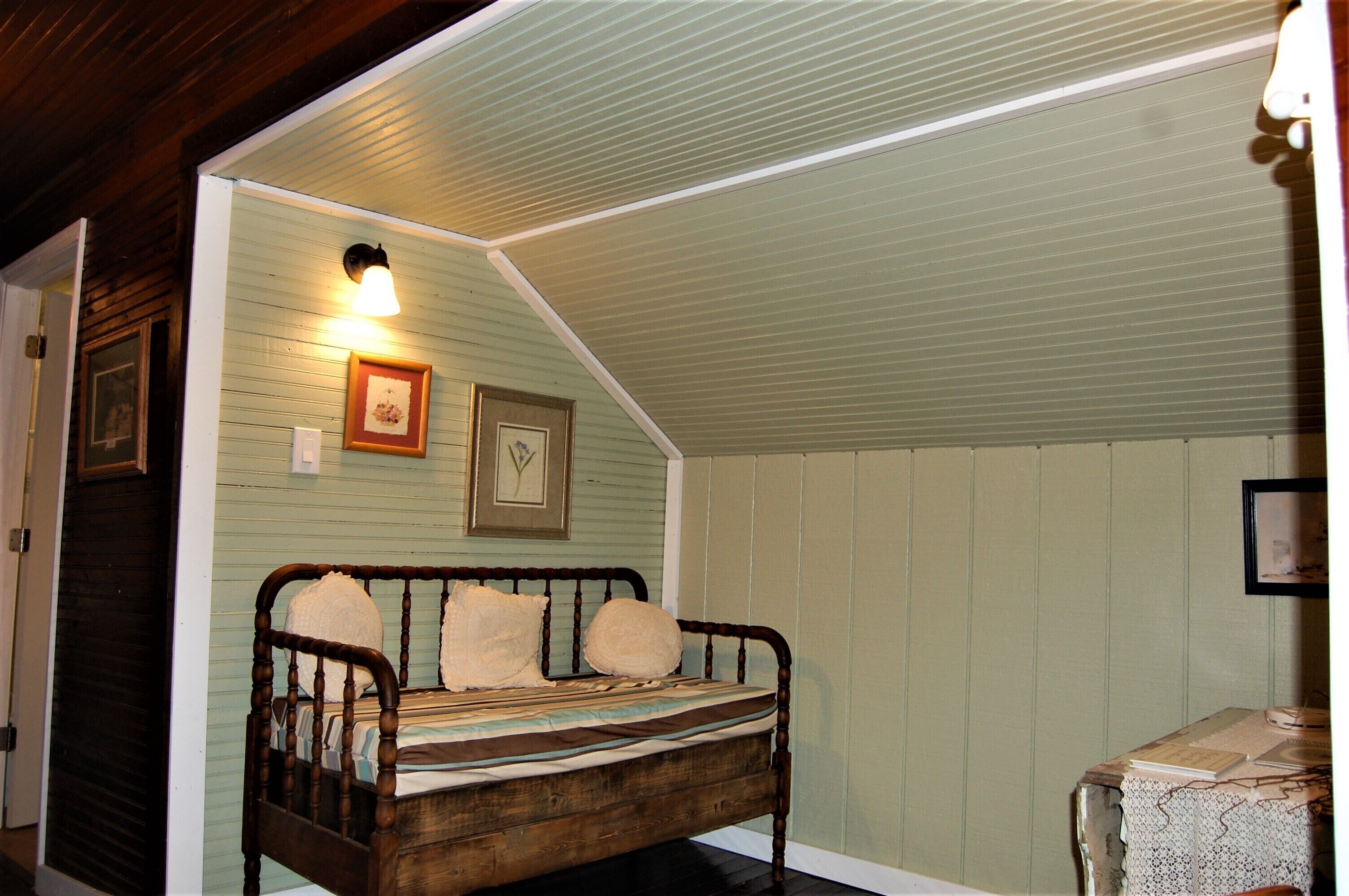 WATERFRONT CABIN WITH OUTDOOR BAR BIG ST GERMAIN LAKE