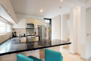 冷蔵庫、電子レンジ、オーブン、コンロ