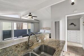 Cuna de viaje, wifi gratis y ropa de cama