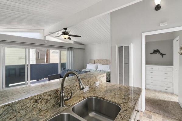 Travel cot, free WiFi, bed sheets