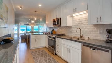 Refrigerador, microondas, horno y parrilla de estufa