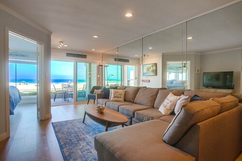 Beach Therapy! Gorgeous Ocean Front in heart of Mission Beach!