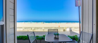 Beach Therapy! Gorgeous Ocean Front in heart of Mission Beach!