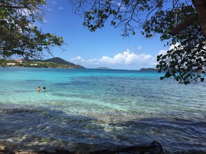 Sur la plage, chaise longue, serviettes de plage