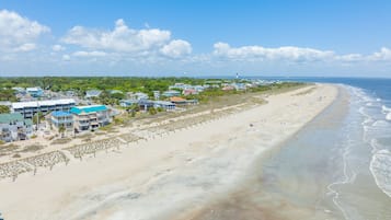 En la playa y camastros