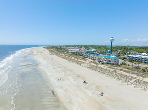På stranden og solsenger