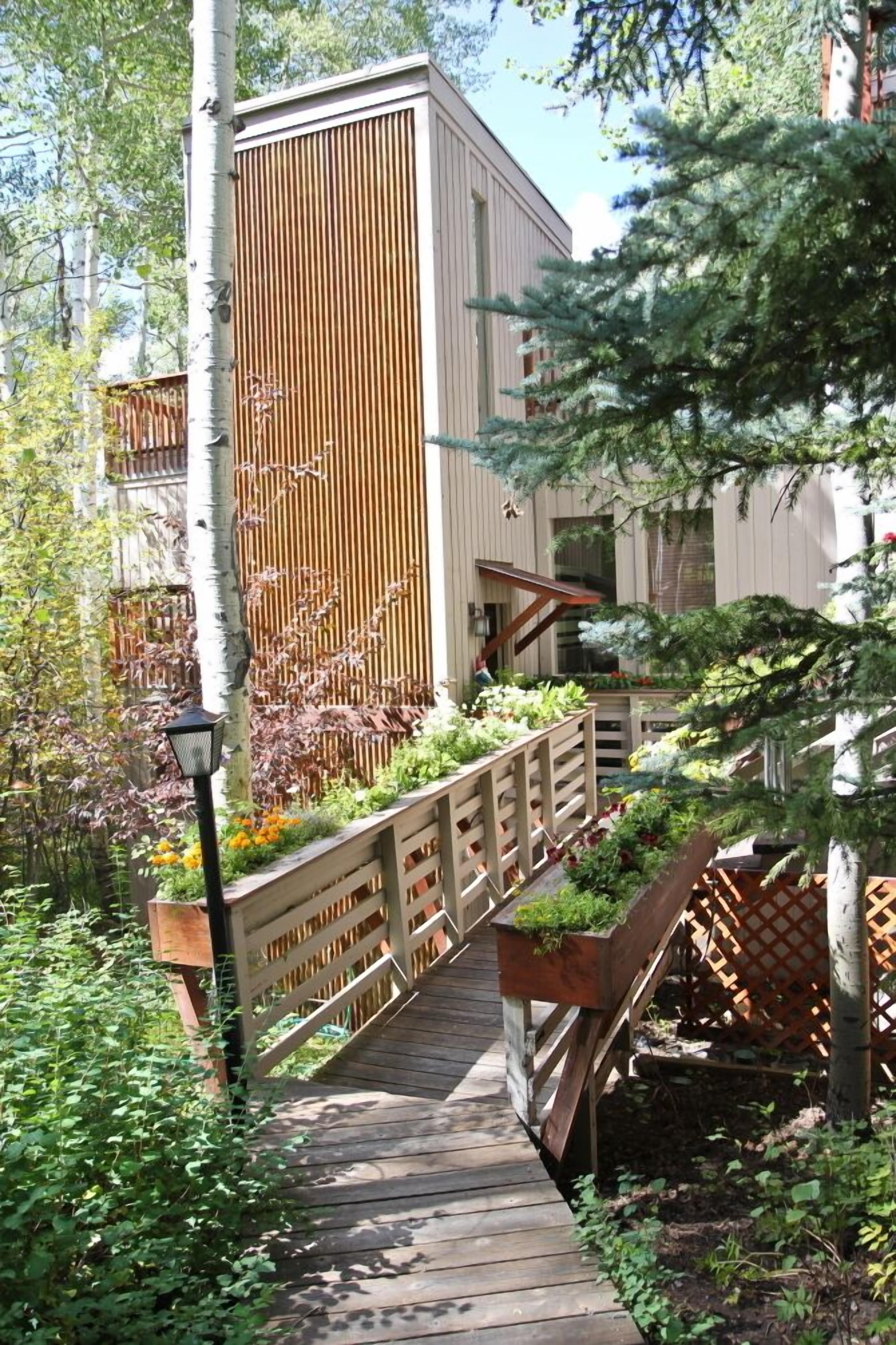 Quiet, Peaceful, Spacious, Private Hot Tub, Well Appointed, 2 min. from lifts 
