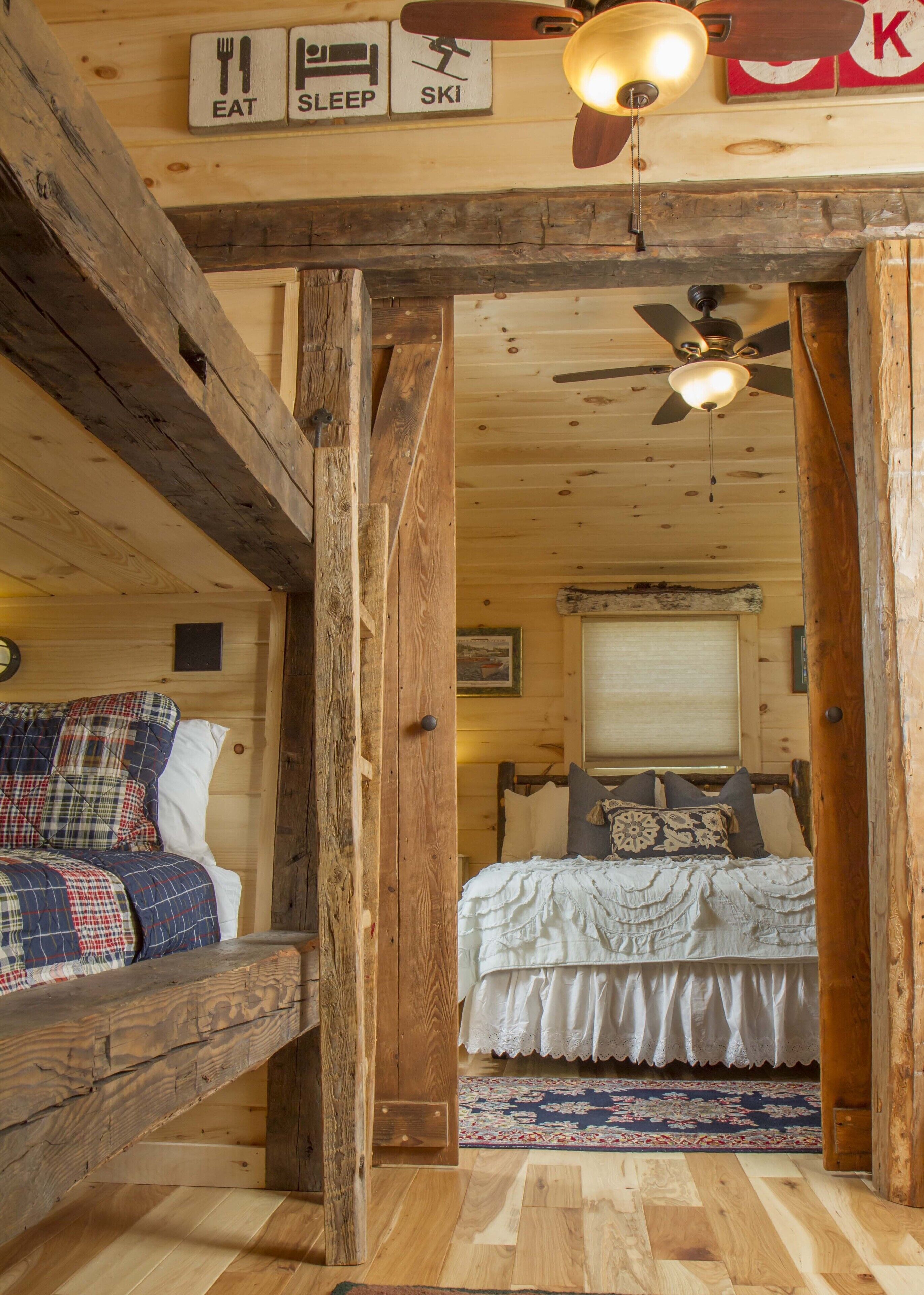 Luxury Log Cabin Lake Winnisquam pvt beach, boat slip,outdoor kitchen, fire pits