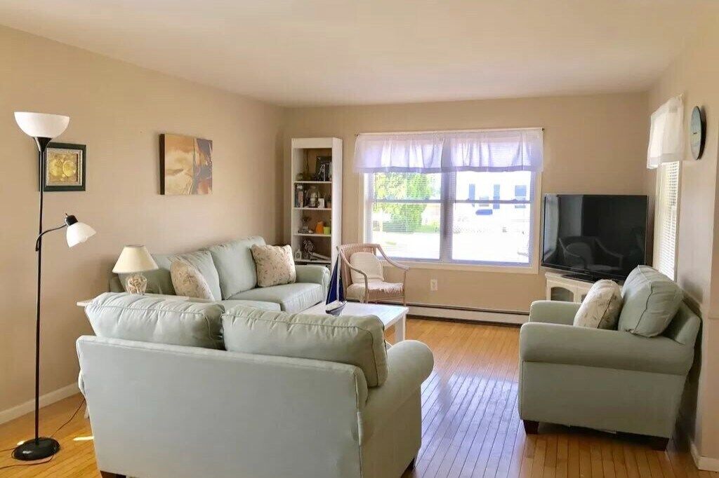 Sand Hill Cove Colonial, Steps from Roger Wheeler!