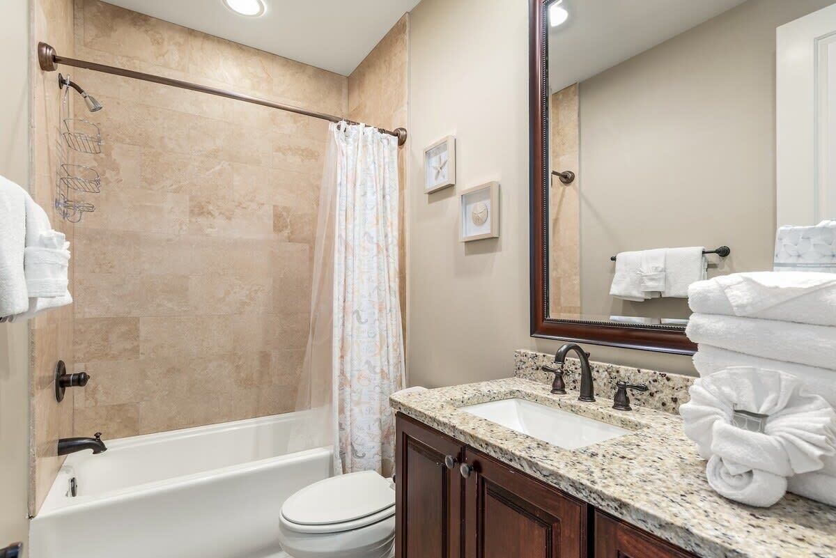 Un baño con bañera, inodoro y lavabo.