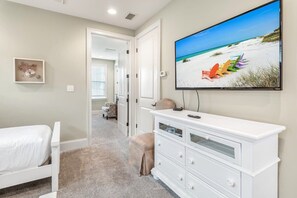 3 bedrooms, WiFi, bed sheets - Beautiful Sandestin® Home! 6-Seater Golf Cart! 5 Bikes! Resort Pool Access - Beach Orchid Villa Lago (Miramar Beach)