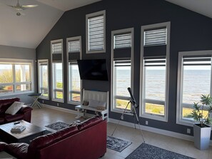 Smart-TV, DVD-spiller, bøker og filmbibliotek