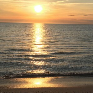 På stranden og solsenger