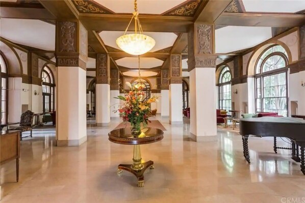 المنشأة من الداخل