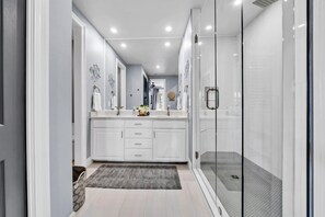 Combined shower/tub, jetted tub, hair dryer, towels