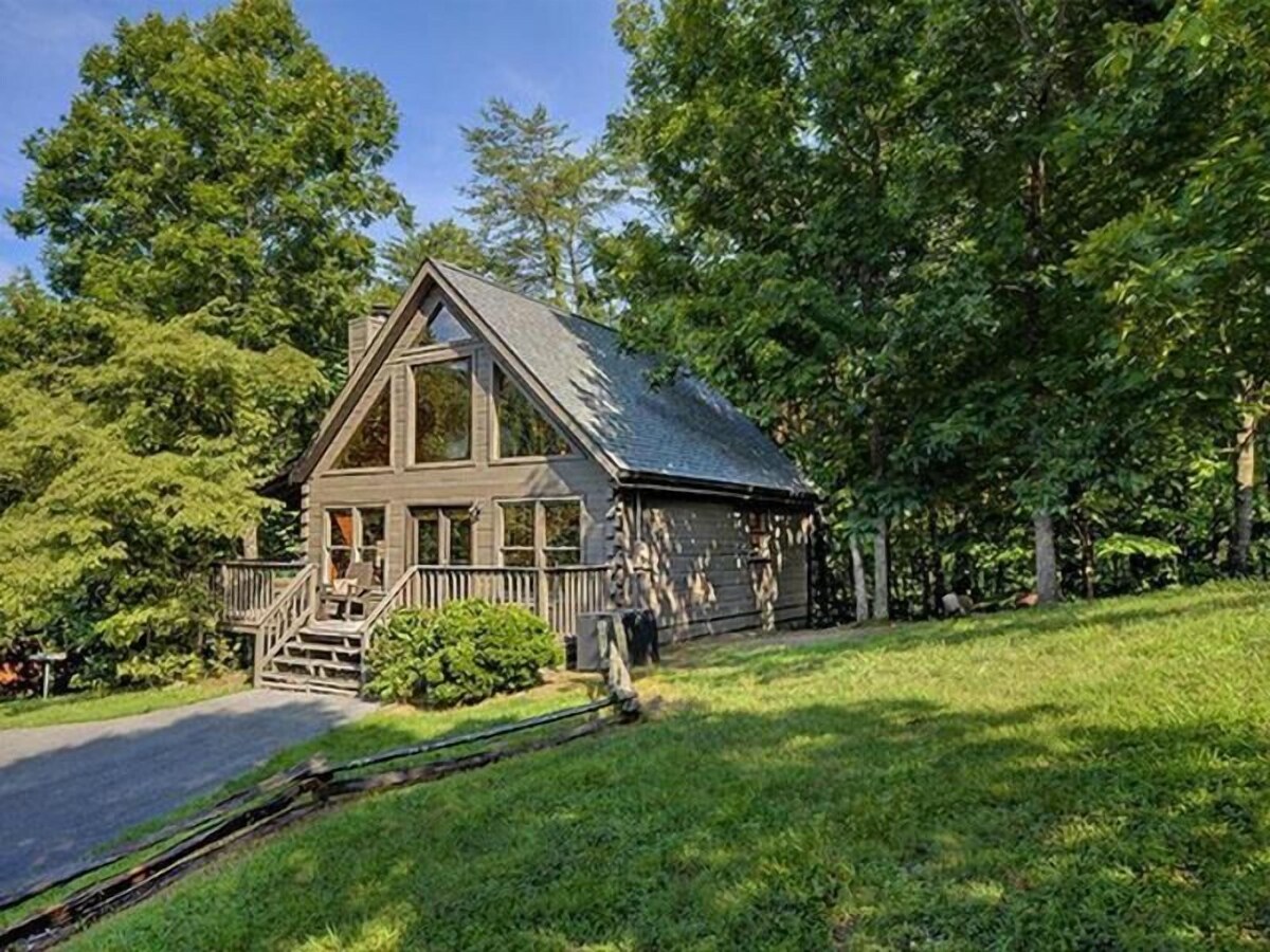 Whispering Pines: Pet Friendly - Close to Gatlinburg - Brand New Hot Tub