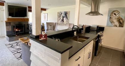 1B, 1B MTN. Getaway Min. from Skiing.