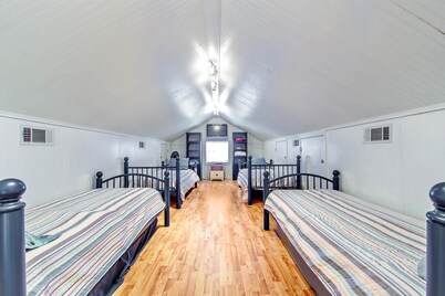 Cajun Yacht Club: Spacious 4BR camp in Grand Isle, LA, across from the beach.